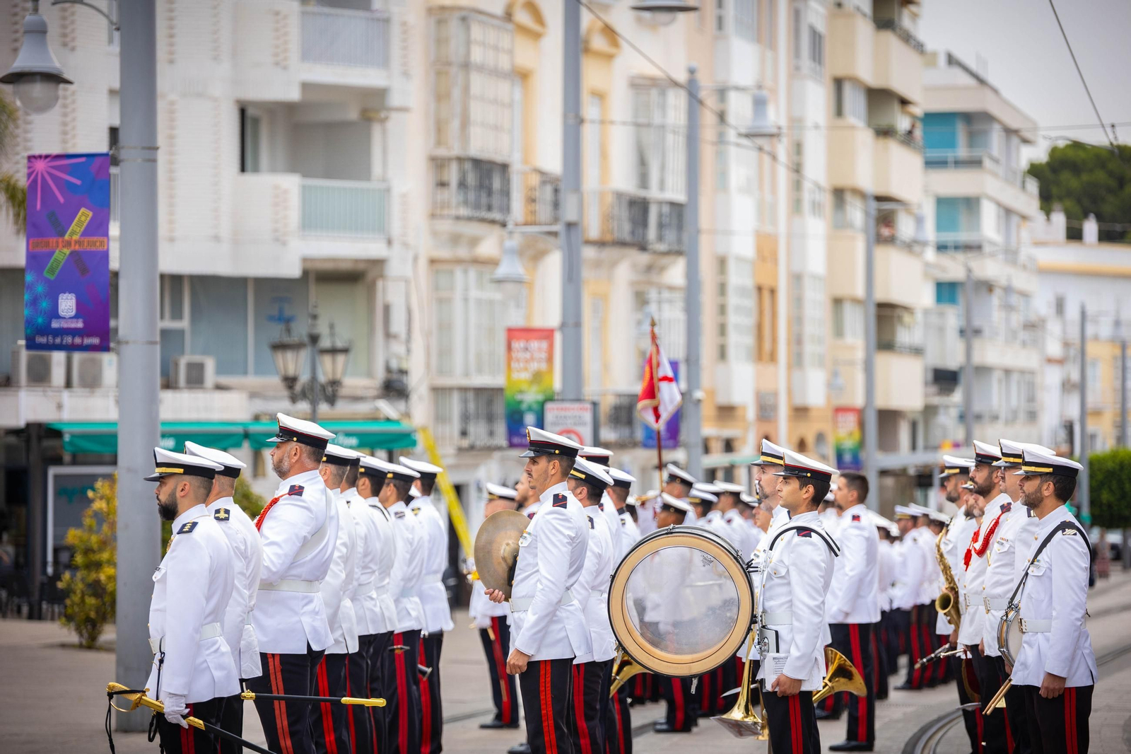 Solemne izado de la bandera en el centro de San Fernando, en imágenes