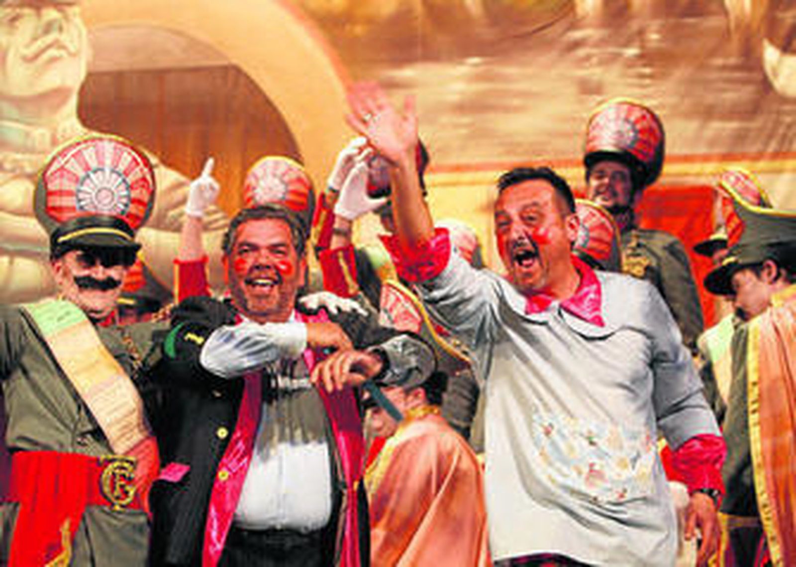 El coro ganador, 'Los dictadores', de Faly Pastrana, con El Cabra y El Love, pregoneros del Carnaval.