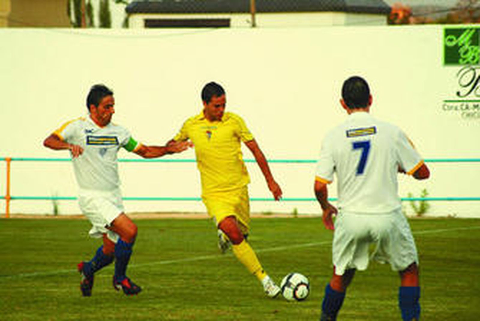 Dani Fragoso trata de despejar el balón ante la presión del capitán conileño.