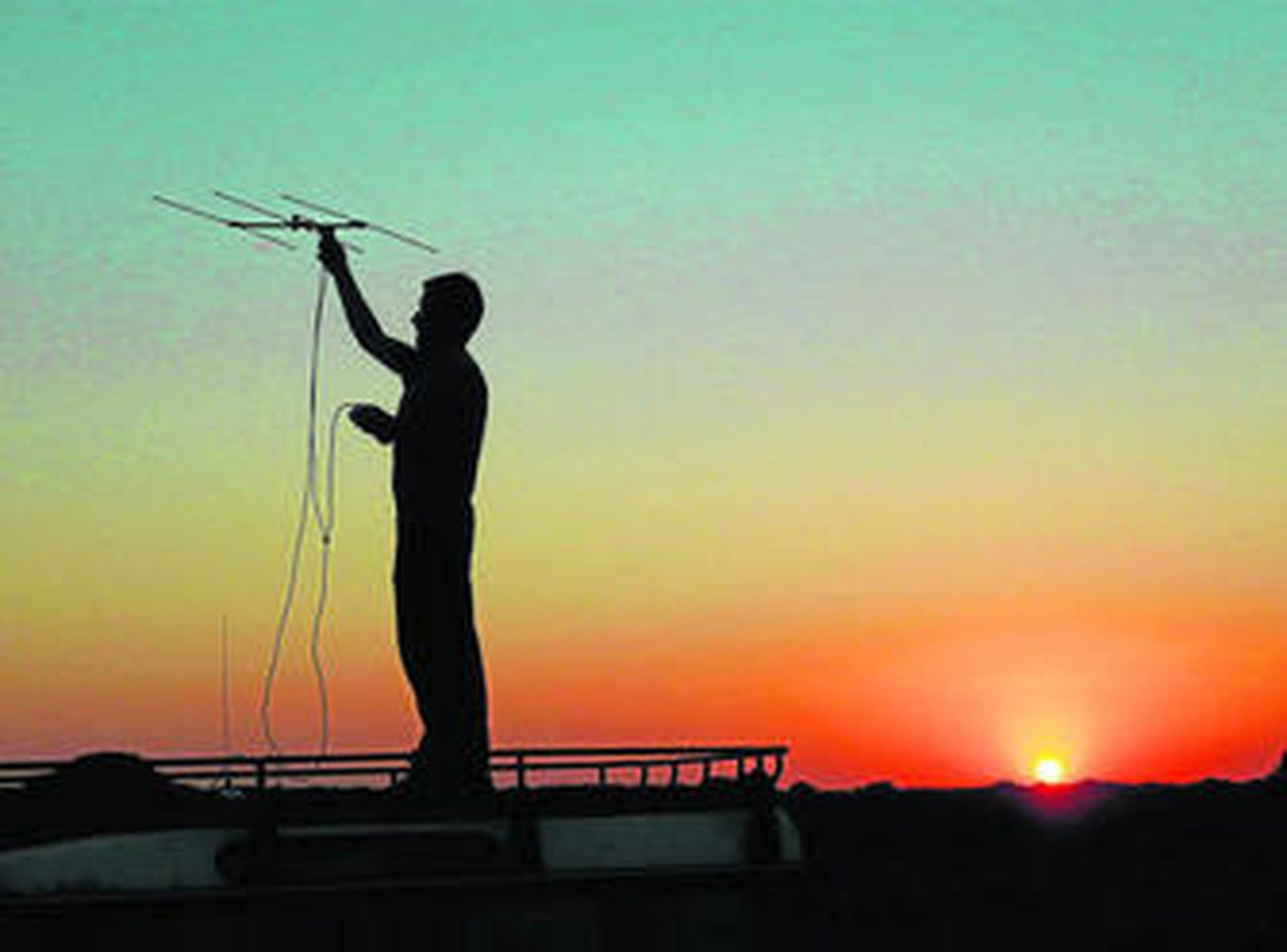 Un investigador del estudio realiza un radioseguimiento nocturno de ejemplares marcados en el paraje natural de Doñana.