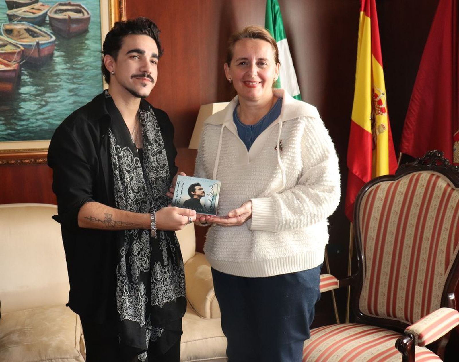 Gonzalo Hermida entrega una copia de su último disco a la alcaldesa de Puerto Real