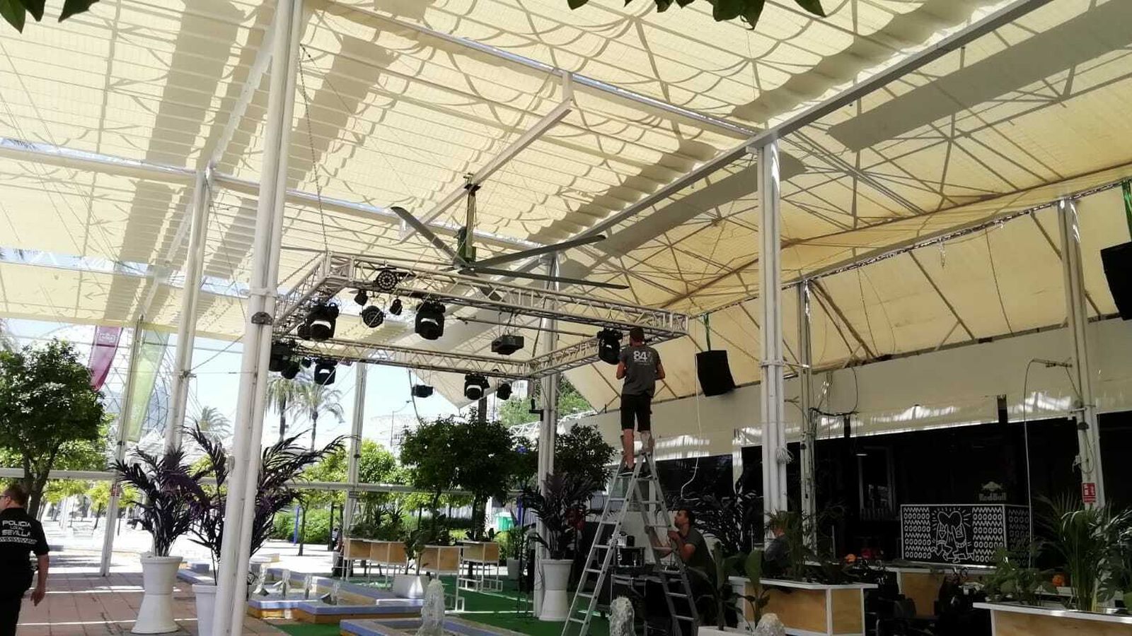 Hasta tres días tardarán en realizar el trabajo de desmontaje.