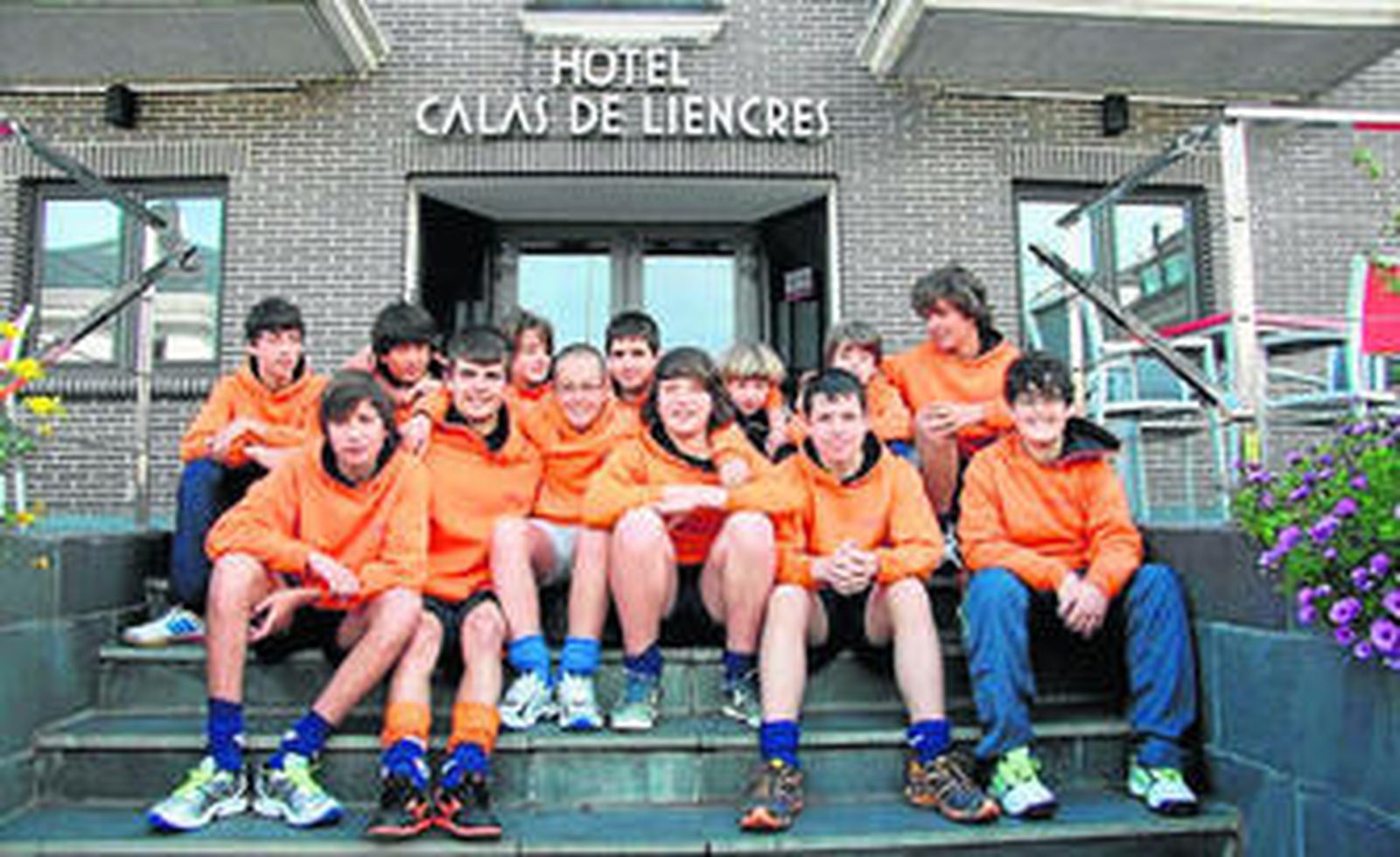 Los jugadores del equipo infantil del CHSF posan en la puerta del hotel donde se hospedaron en Cantabria.