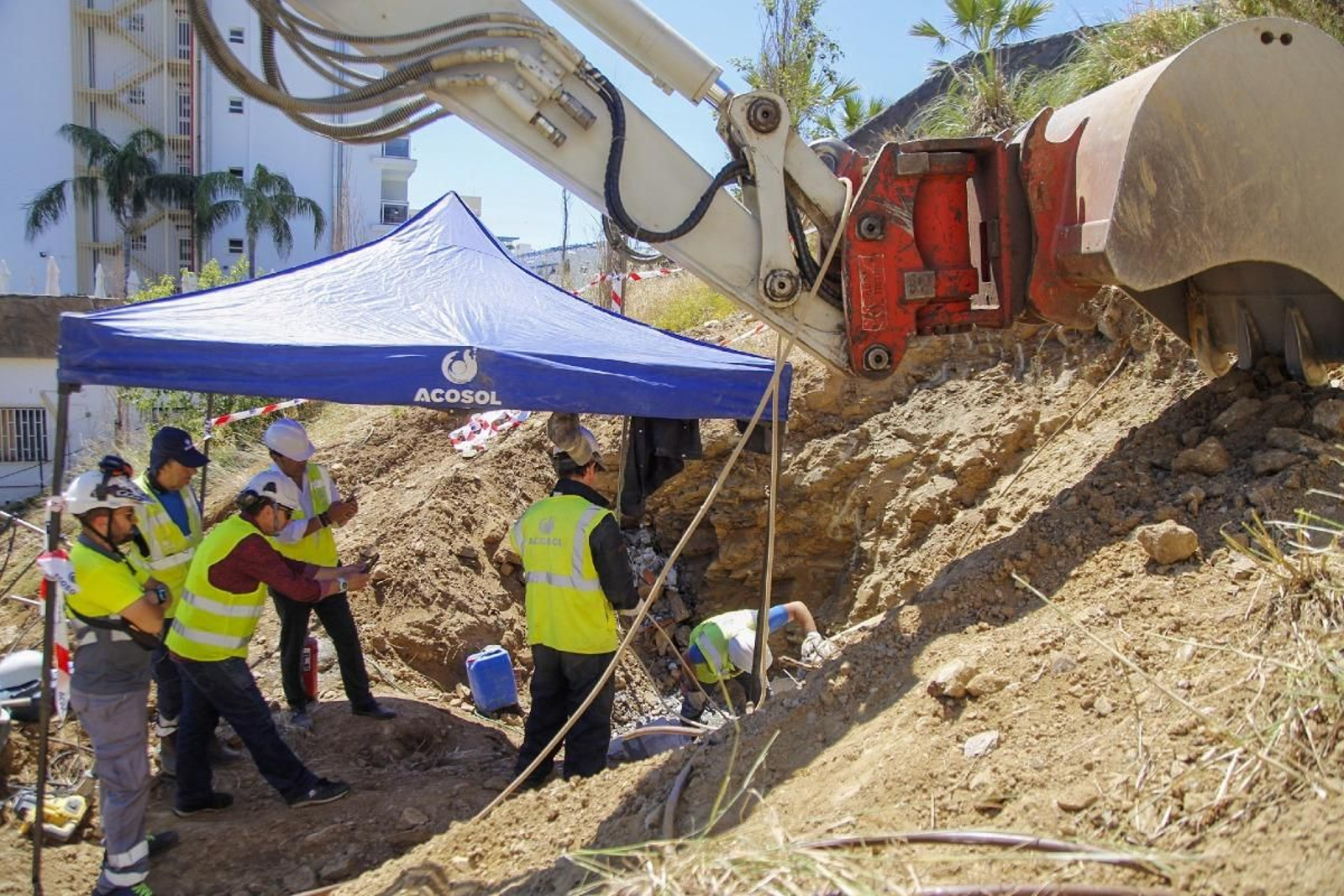 Los trabajos de reparación de la tubería.
