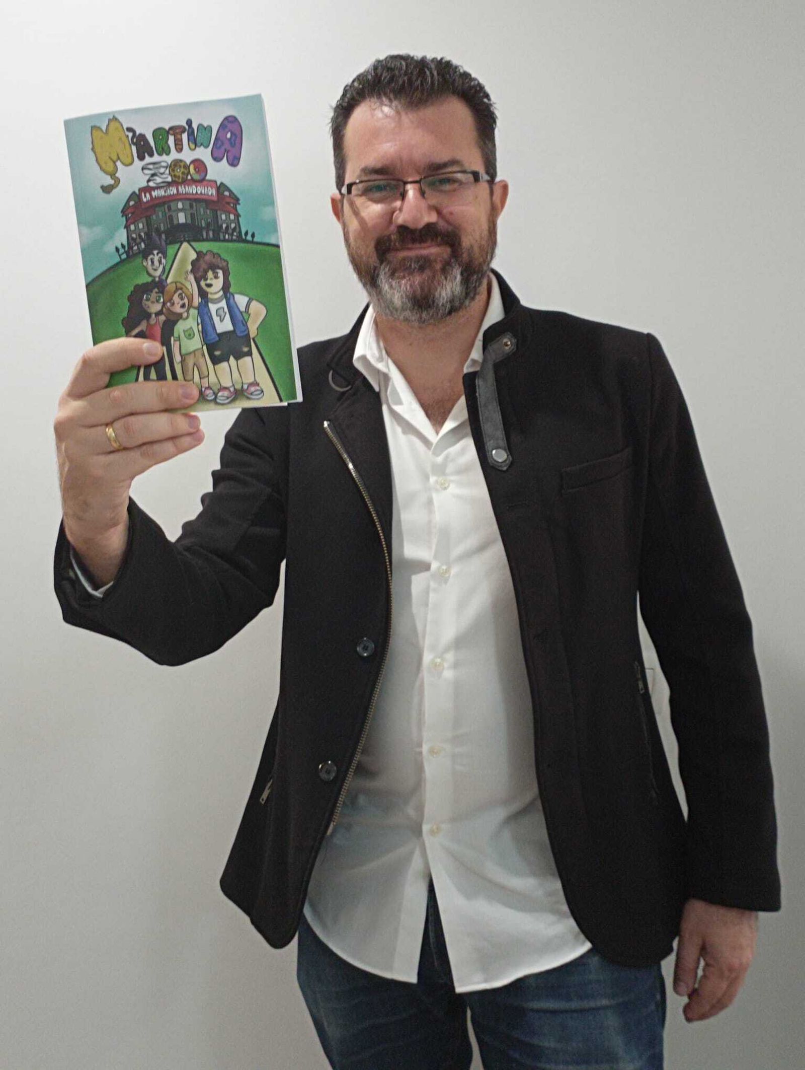 El autor, Juan Pedro García Bazán, con 'Martina'.