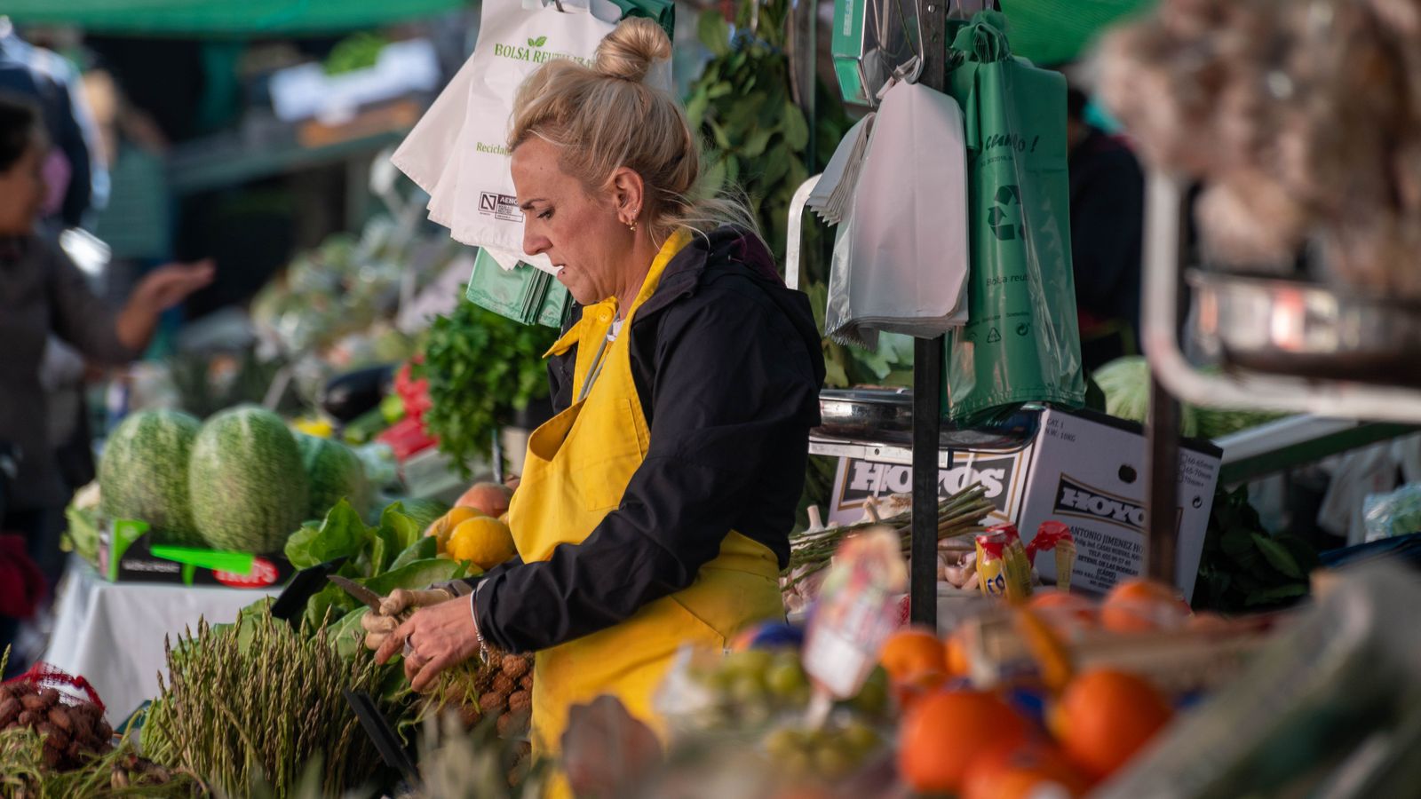 De compras para las cenas de Navidad en el mercado Ingeniero Torroja
