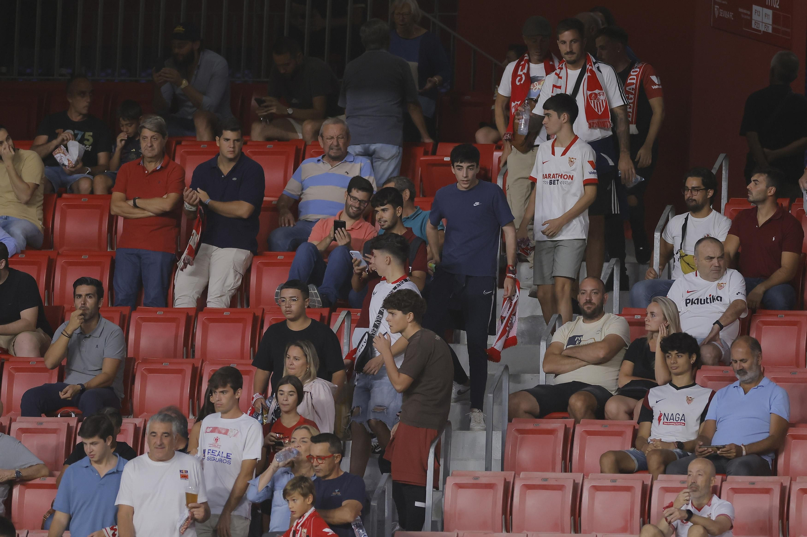 Búscate en las fotos del Sevilla-Lens