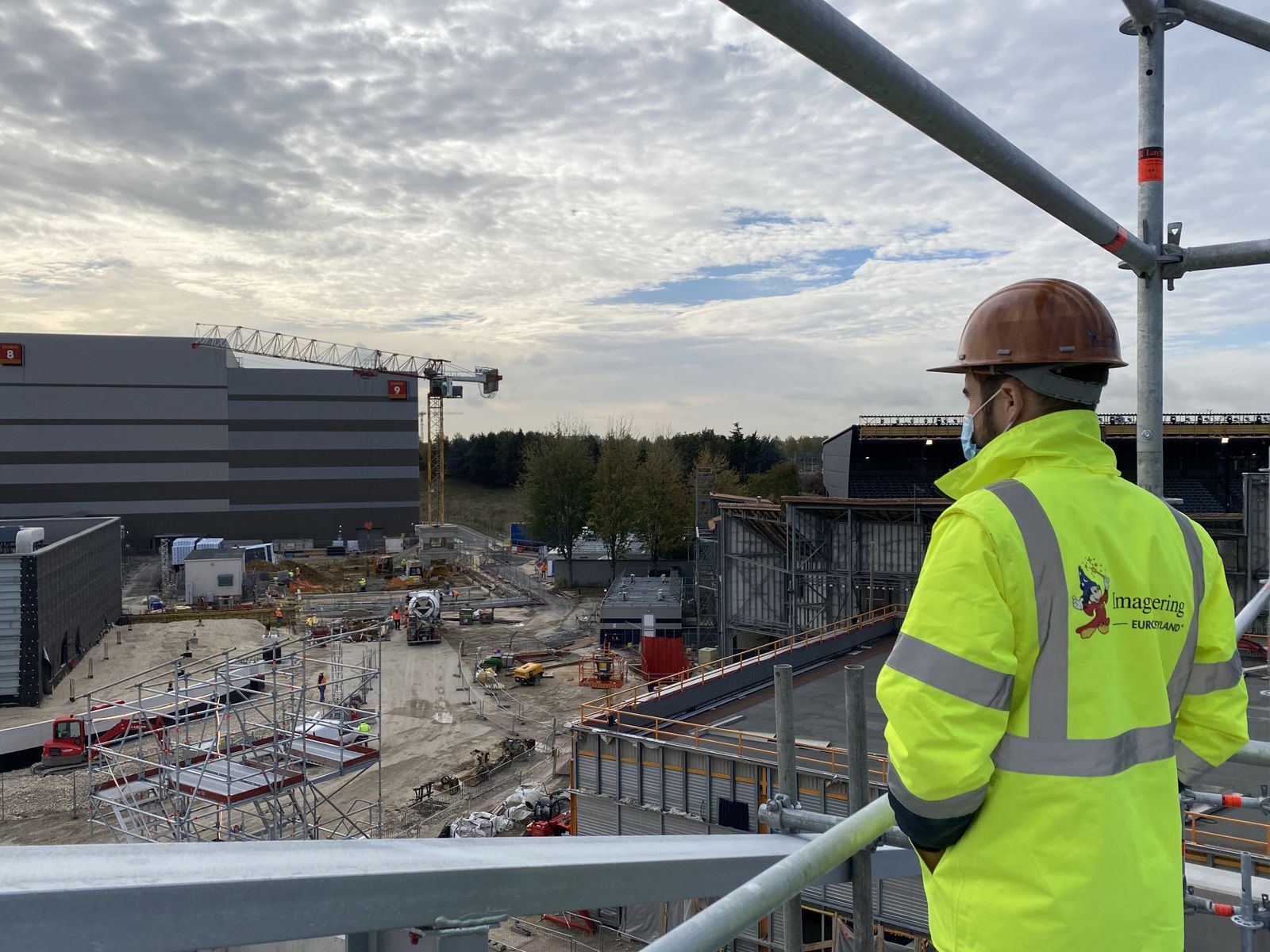 Un operario mira las obras en la zona dedicada a los superhéroes de Marvel en Disneyland.