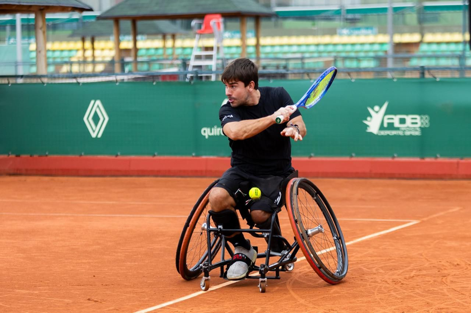 Martín de la Puente devuelve una bola en el partido frente a Bukala.