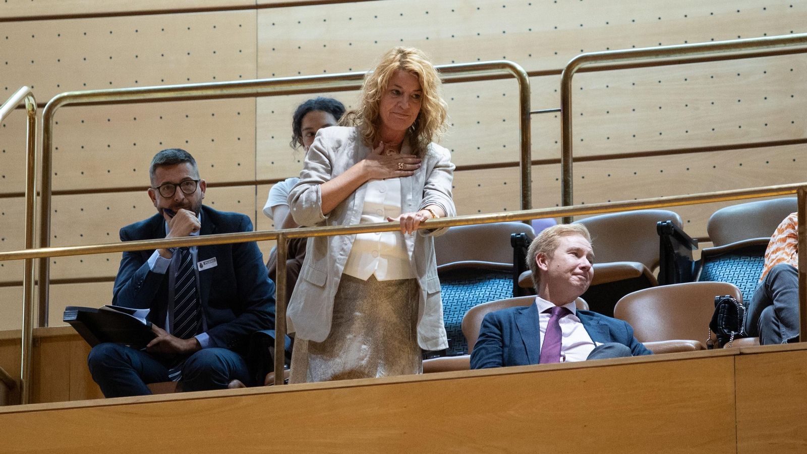 La alcaldesa de Huelva, Pilar Miranda, desde la tribuna de invitados del Senado, agradece el apoyo del Grupo Popular tras las descalificaciones del ministro. La alcaldesa de Huelva, Pilar Miranda, desde la tribuna de invitados del Senado, agradece el apoyo del Grupo Popular tras las descalificaciones del ministro.