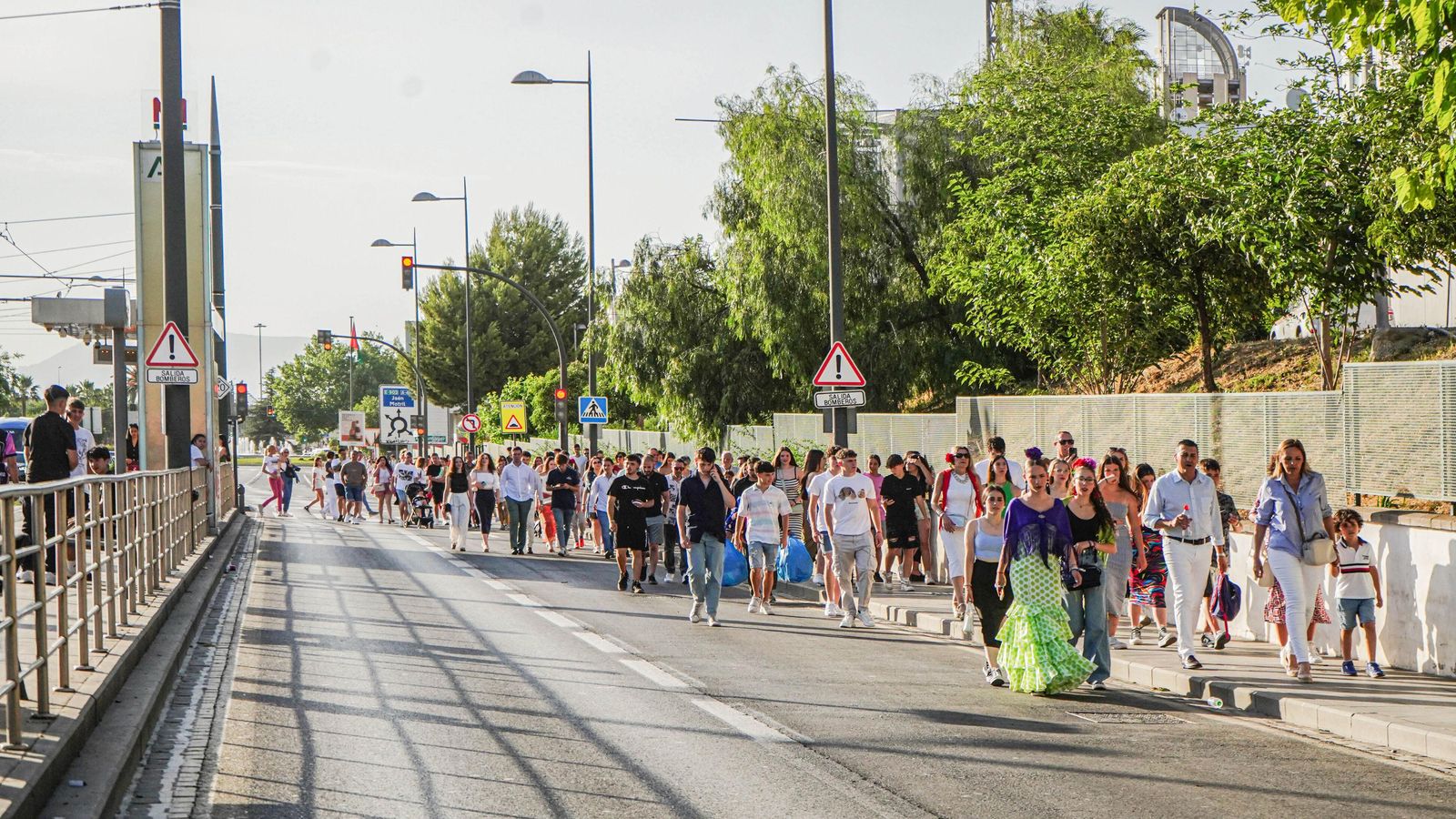 En fila, del Metro hacia el ferial