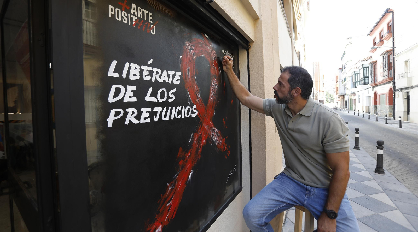 Artistas locales apelan a romper el estigma del SIDA con obras en escaparates