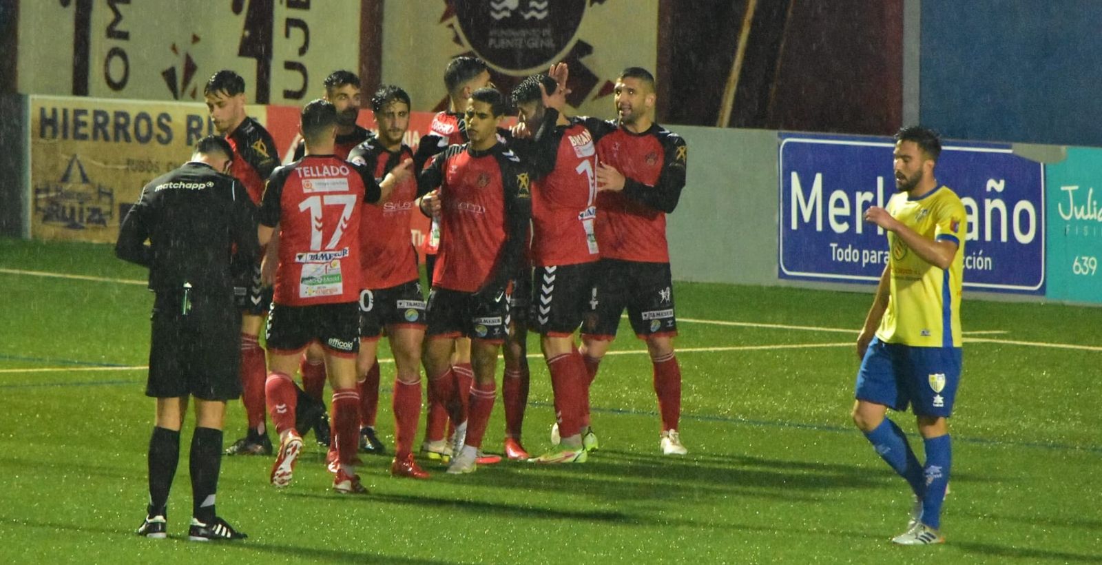 Los jugadores del Salerm Puente Genil celebran el gol del triunfo ante el Conil.