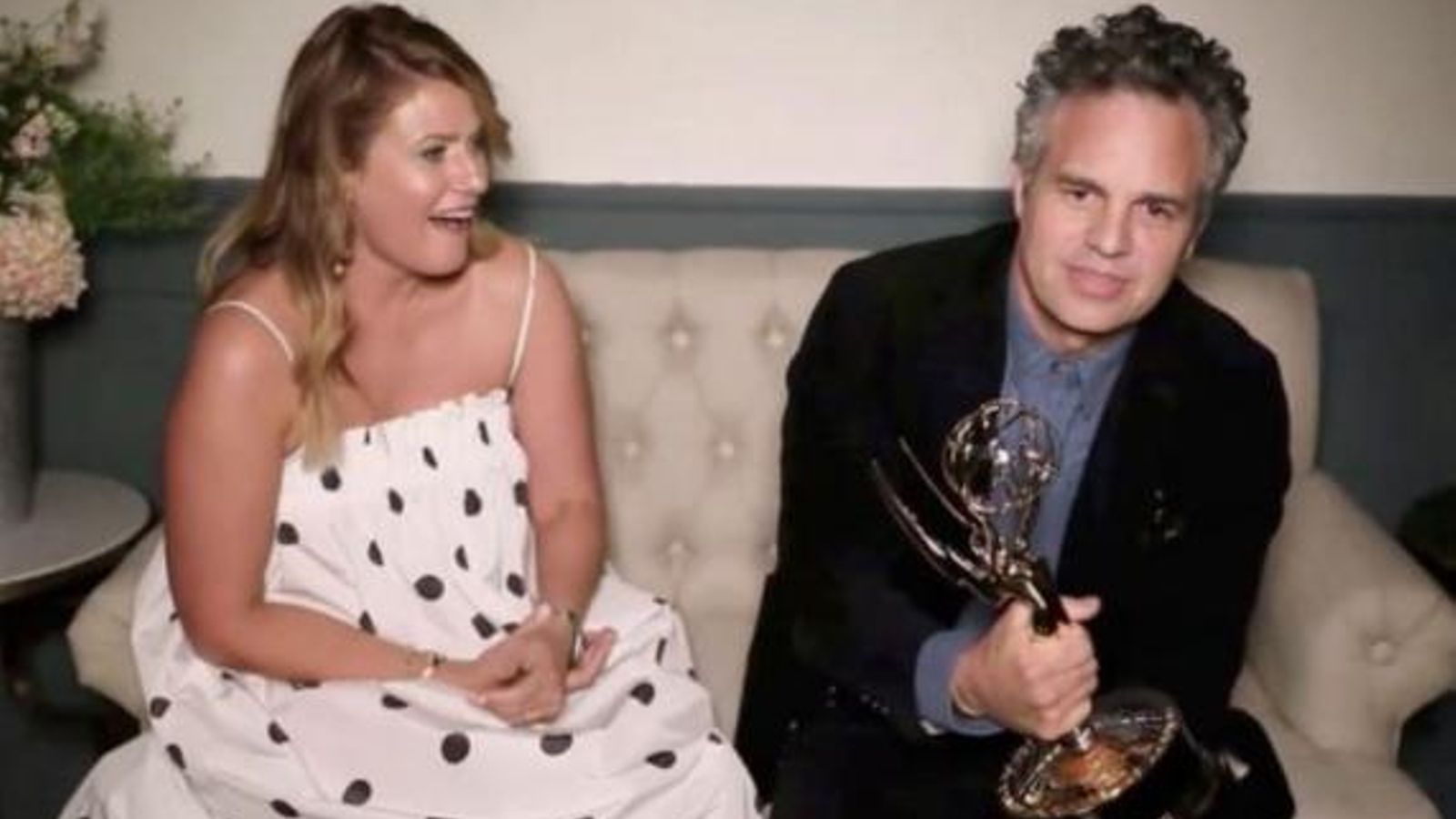 El actor Mark Ruffalo con su premio Emmy
