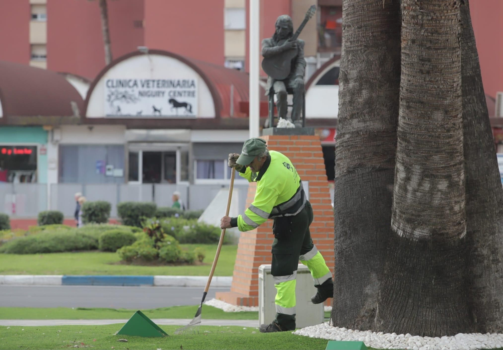Un trabajador de la limpieza en La Línea.