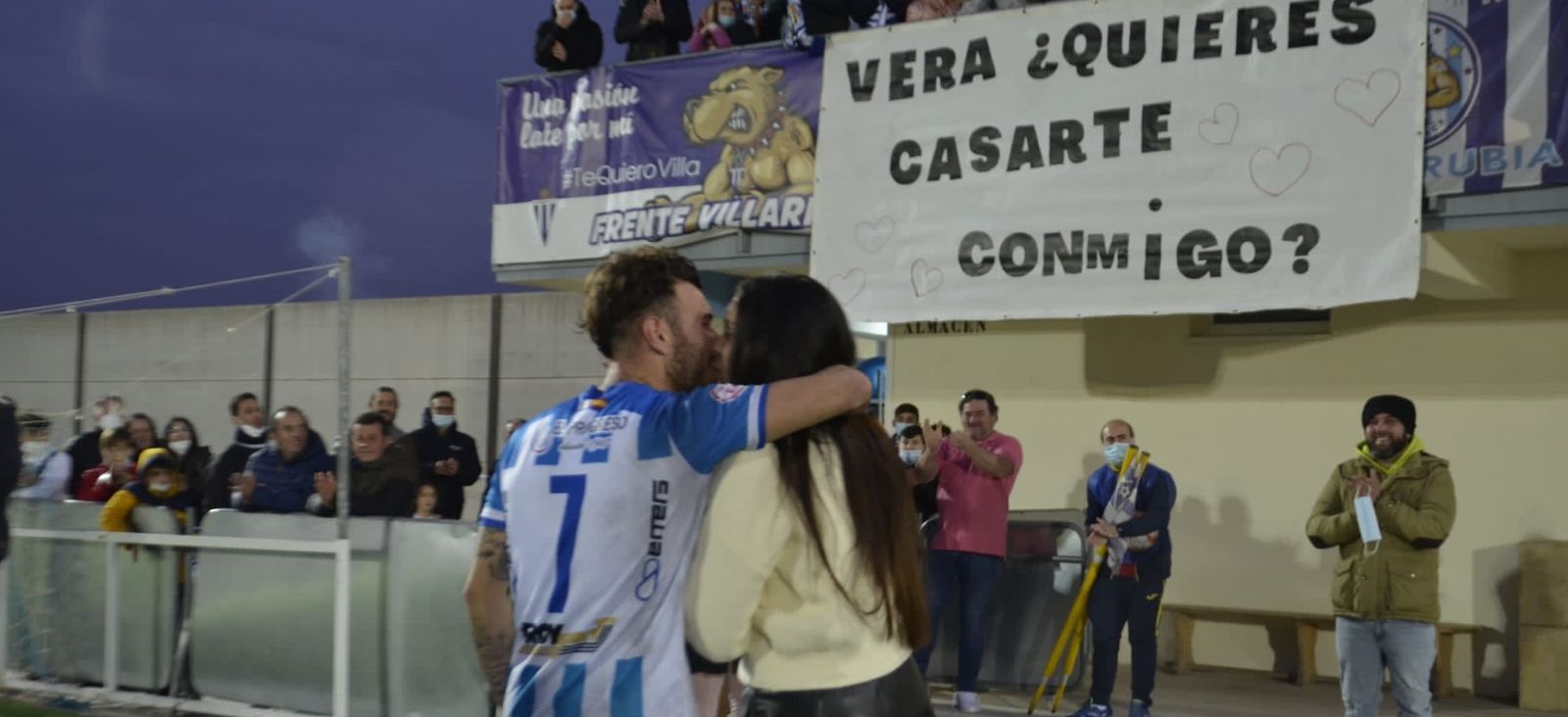 Antonio Vera besa a su novia Alejandra.