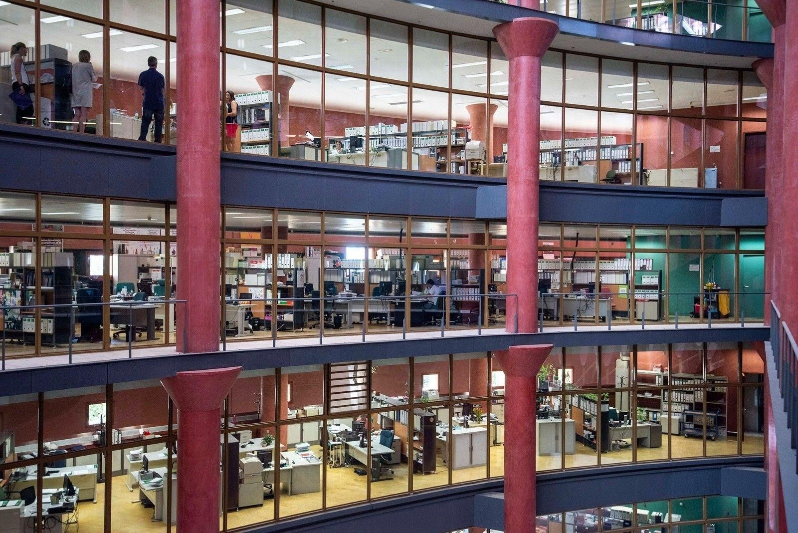 Interior de la sede administrativa de Torretriana, donde tienen su sede central tres consejerías de la Junta.