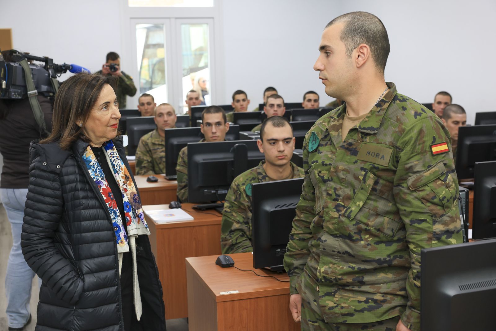 La ministra de Defensa, en el acuartelamiento de Camposoto de San Fernando