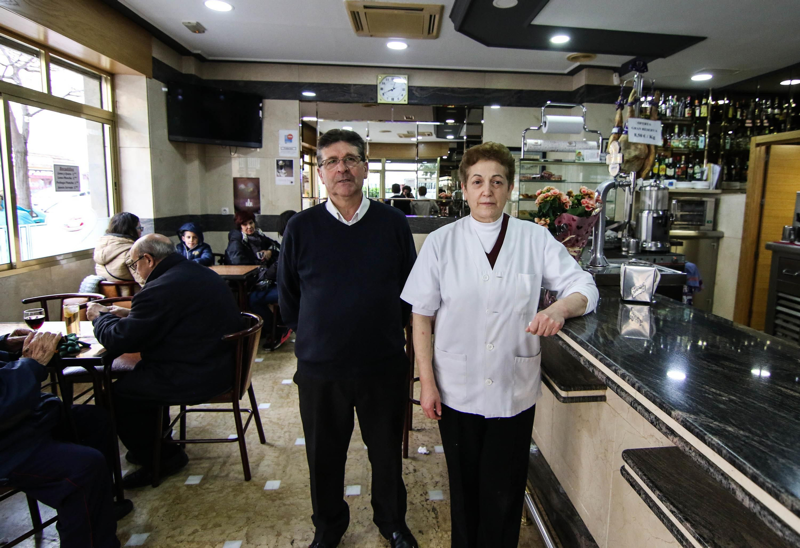 Francisco Duarte y María José Narváez en su cafetería en el barrio del Zaidín.