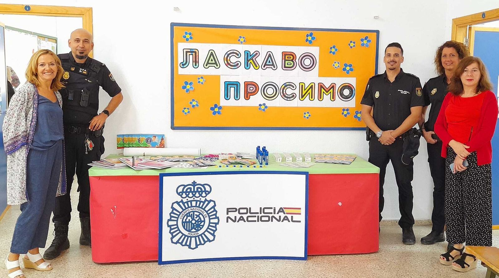 Material escolar donado por la Policía Nacional de Jerez a niños ucranianos; en el cartel, 'bienvenidos' en ucraniano.