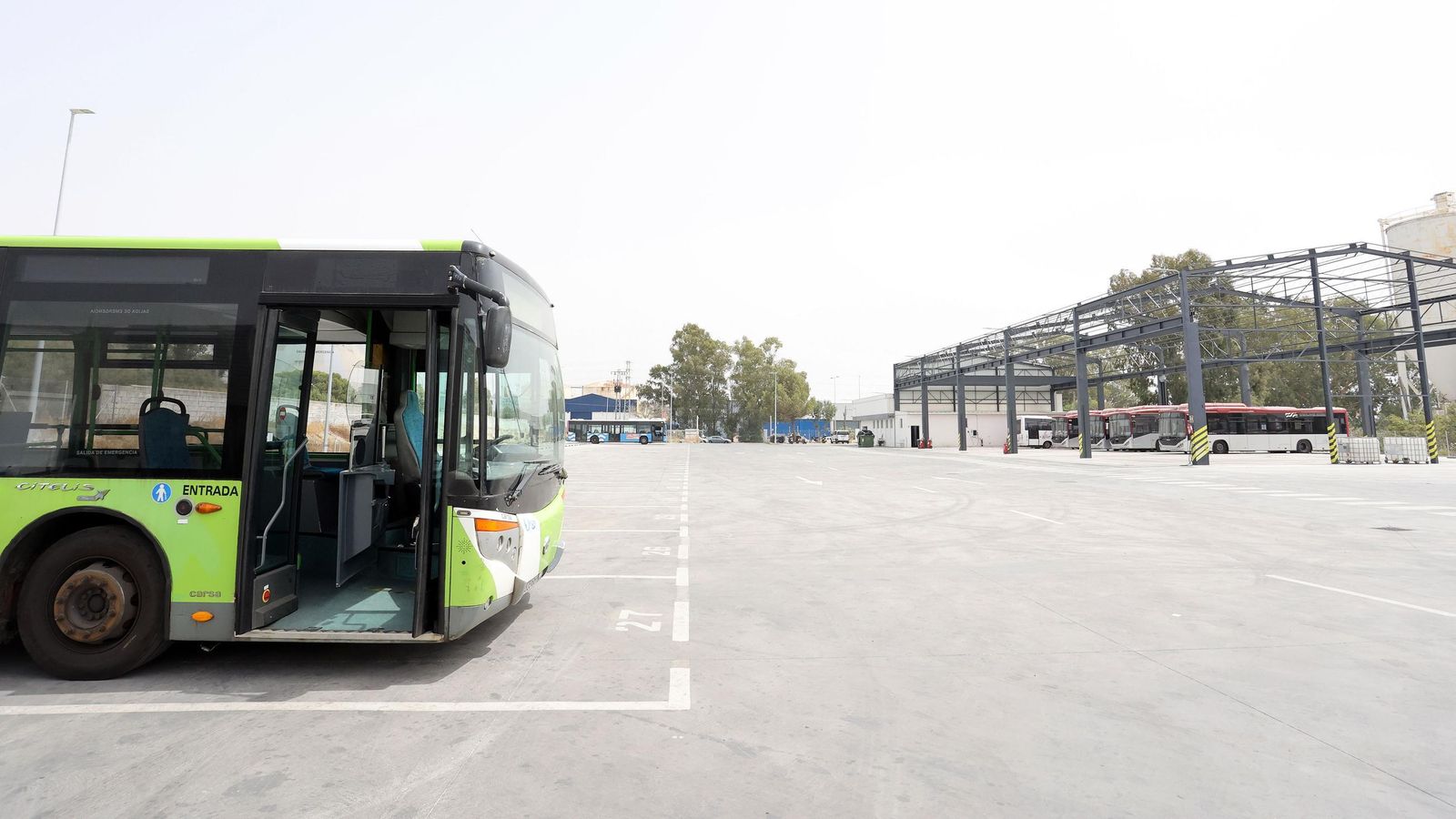 El primero de los autobuses alquilado ya se encuentra en las cocheras del transporte urbano.