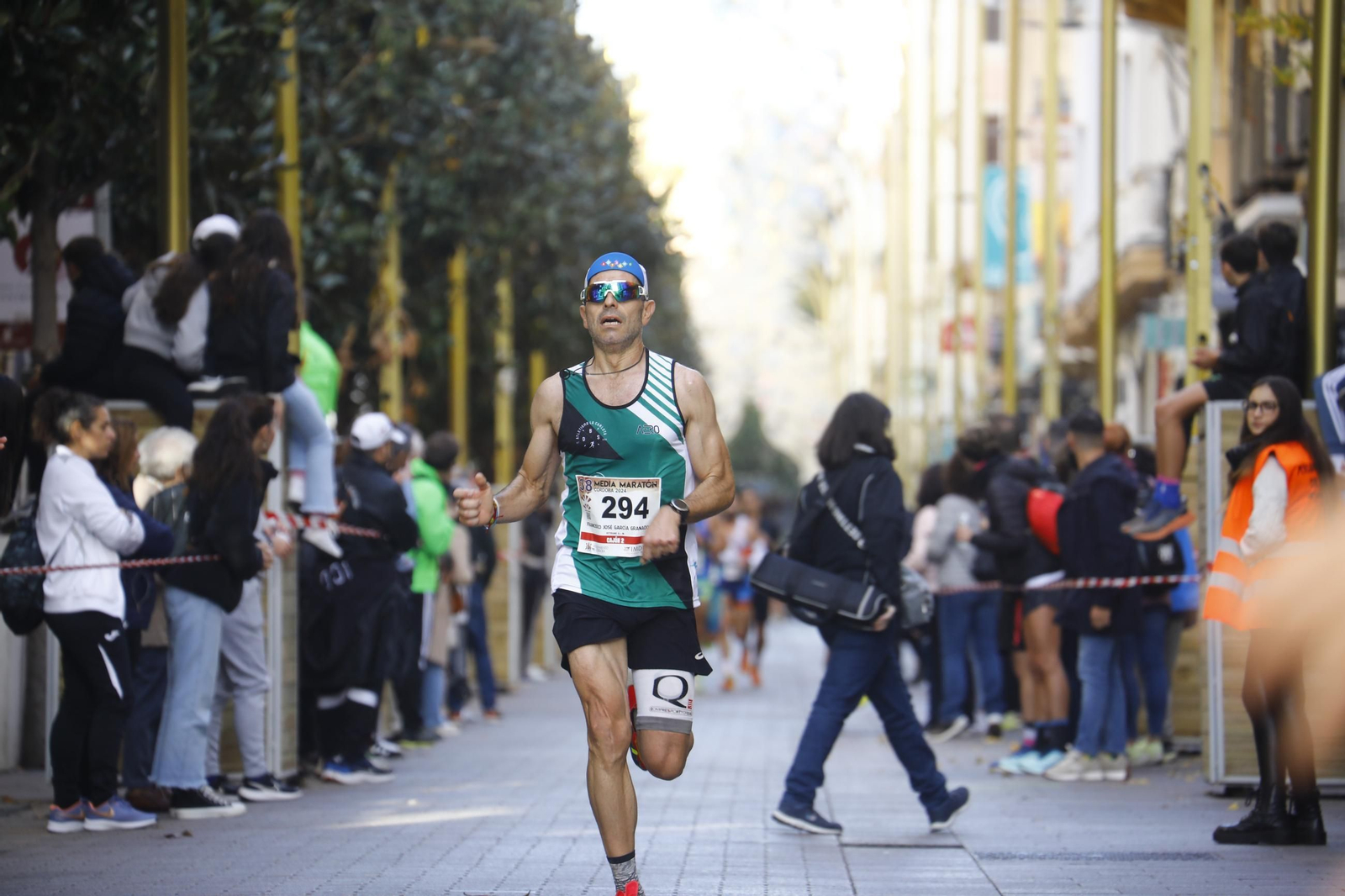 La gloria de cruzar la Puerta del Puente: las fotos de la línea de meta de la Media Maratón de Córdoba 2024