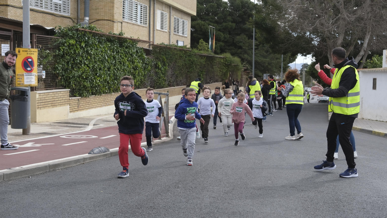 Imágenes de la carrera infantil contra el cáncer en el CEIP Francisco de Goya