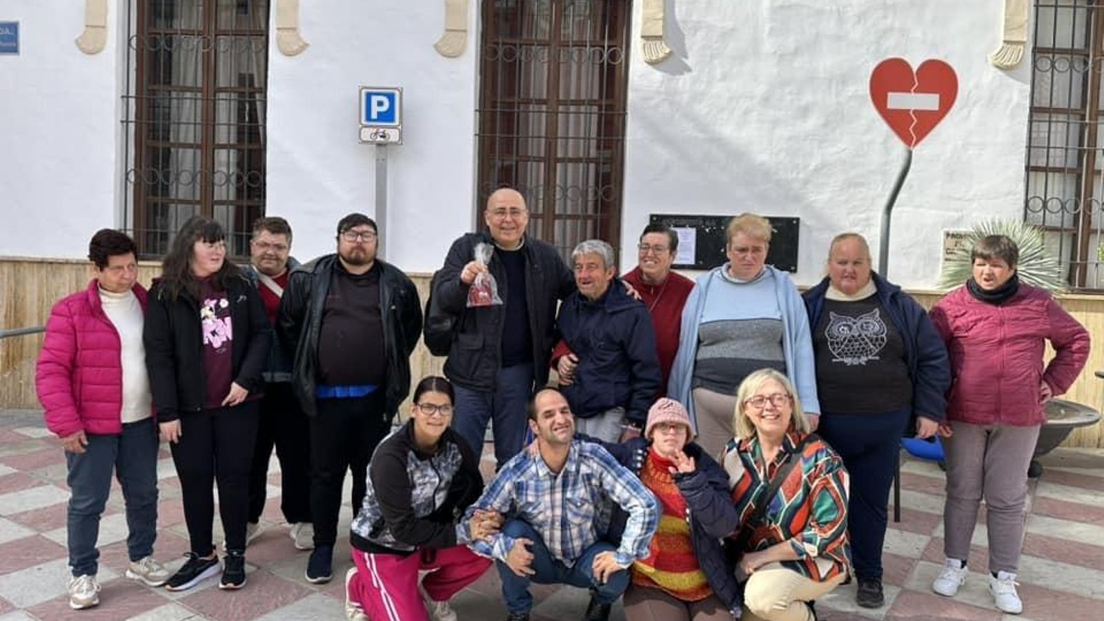 Usuarios del Centro Ocupacional de Huércal-Overa con el alcalde, Domingo Fernández.