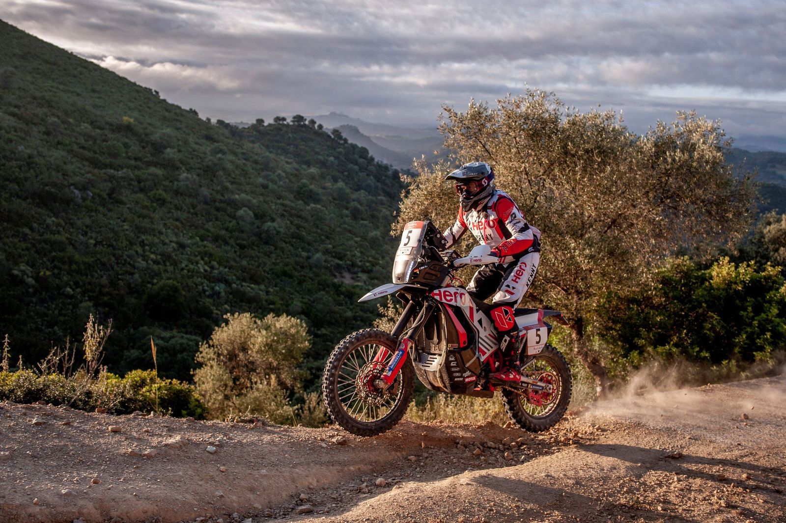 Los grandes del Dakar enseñan el paisaje rural de Andalucía