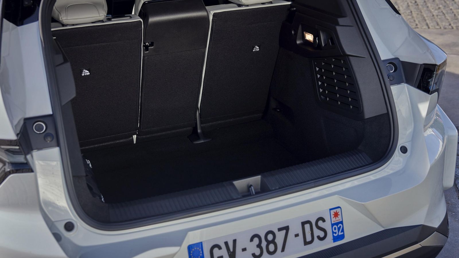 El maletero es amplio, incluso considerablemente si tenemos también en cuenta el espacio que hay bajo el piso.