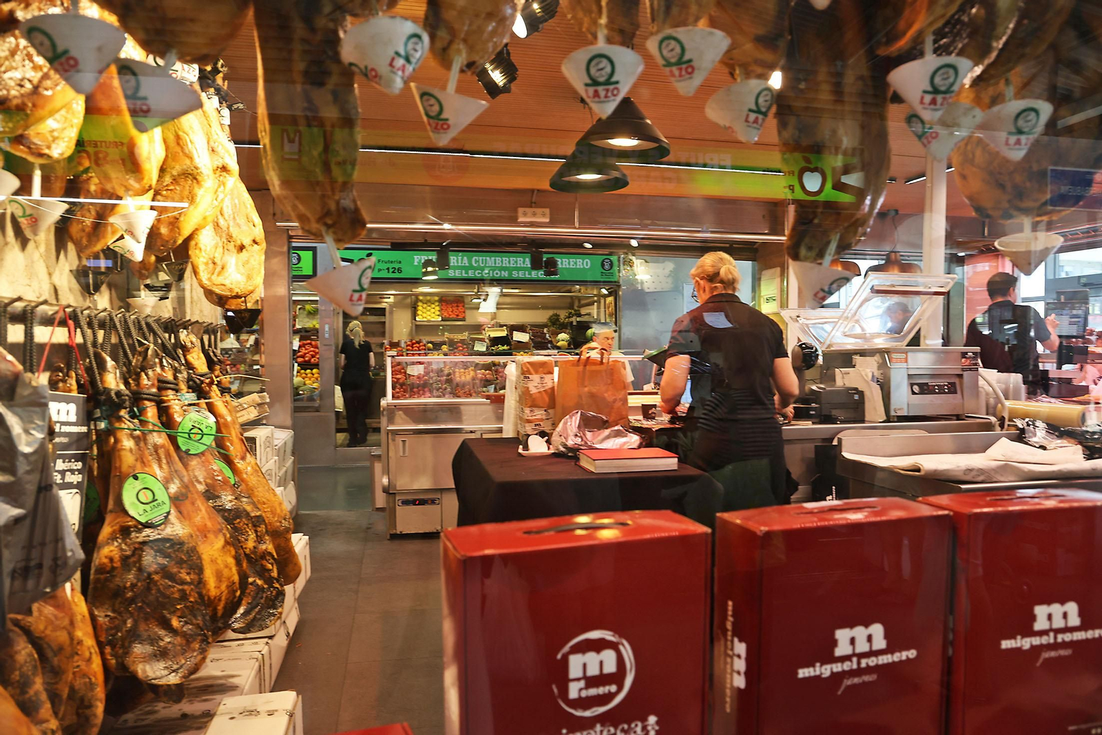 Imágenes de las compras en el entorno del Mercado del Carmen en la mañana de sábado