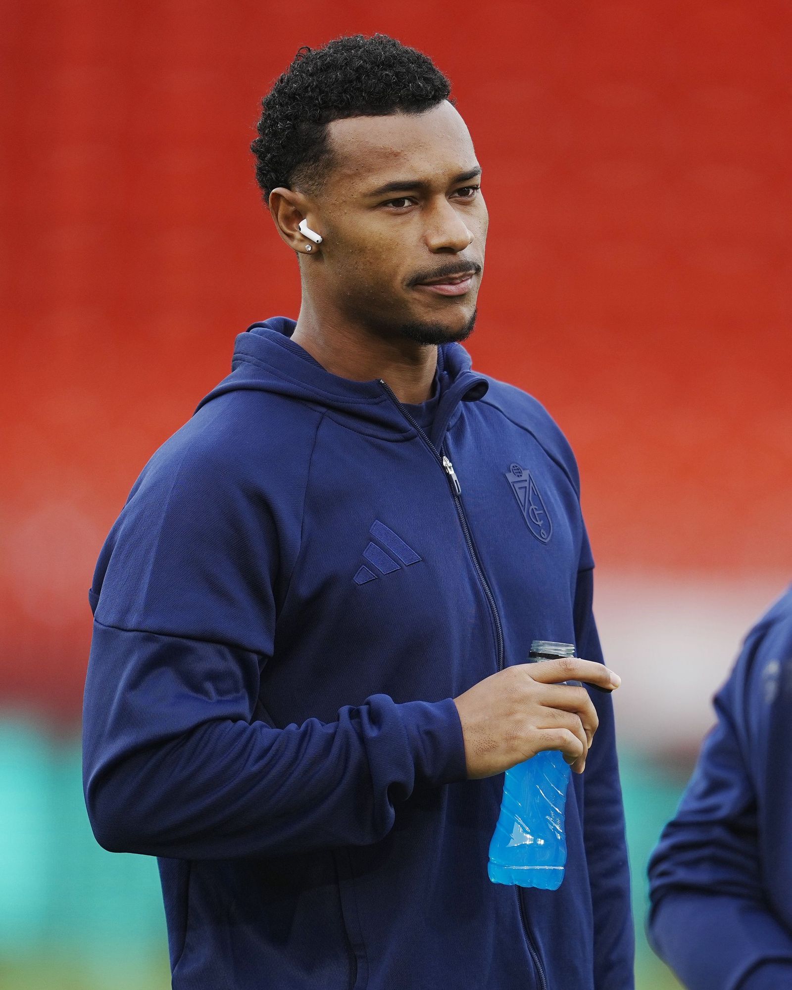 Loïc Williams observando el UD Almería Stadium.