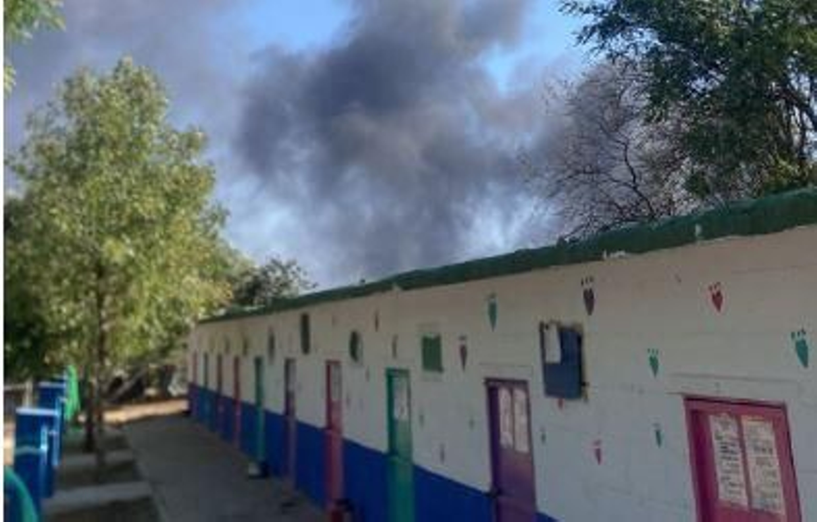 El humo por el incendio en la chatarrería del Puente del Duque asoma por uno de los patios de la protectora, el pasado miércoles.