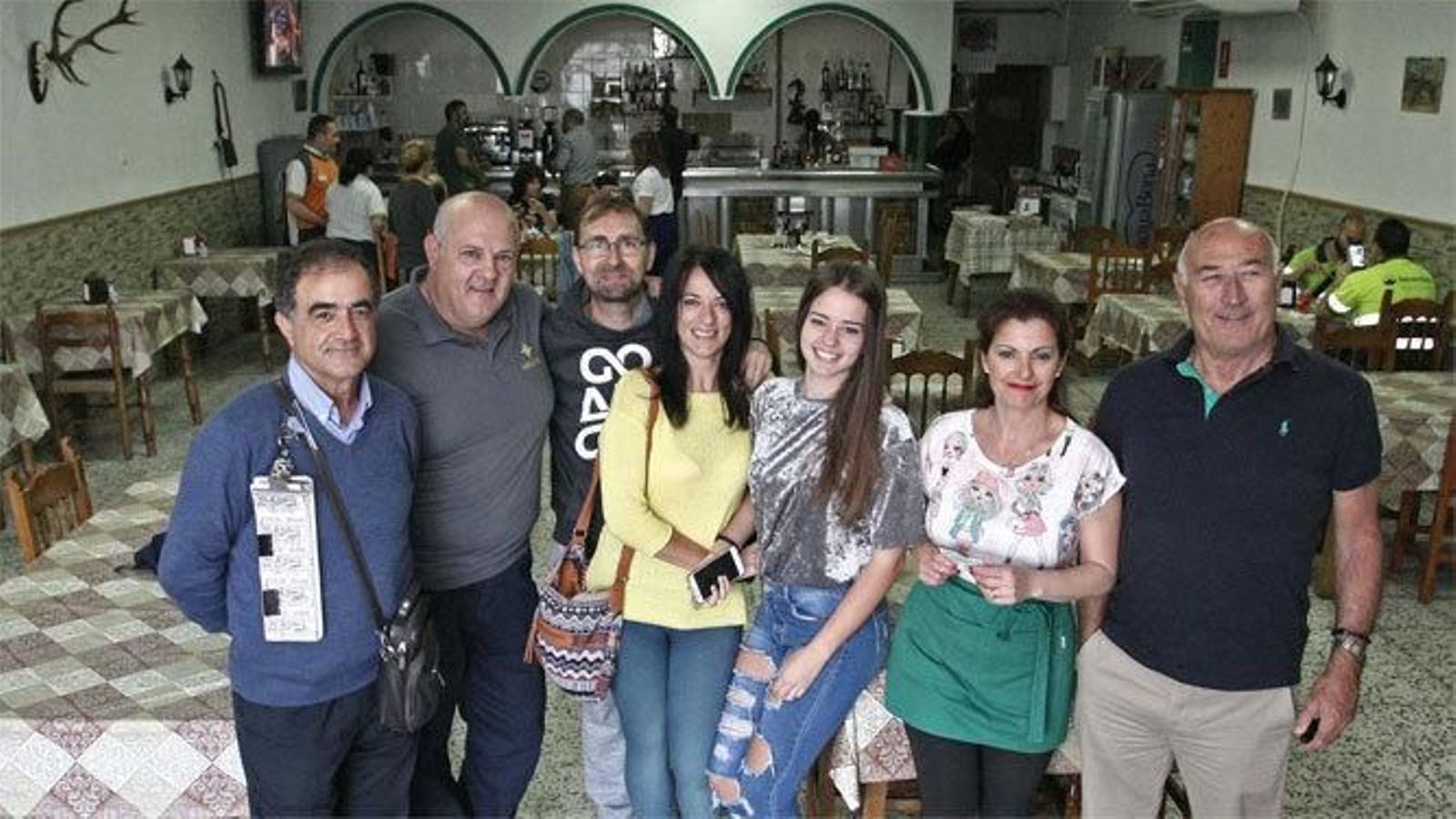 Los premiados, el cuponero y los propietarios del bar.