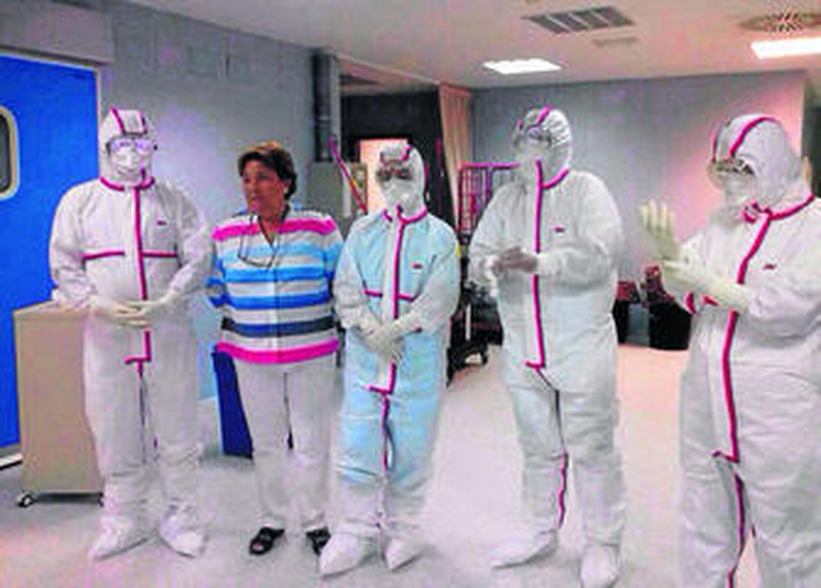 Los profesionales sanitarios del Complejo Hospitalario Torrecárdenas con los equipos que atendieron al enfermo que resultó tener Malaria.