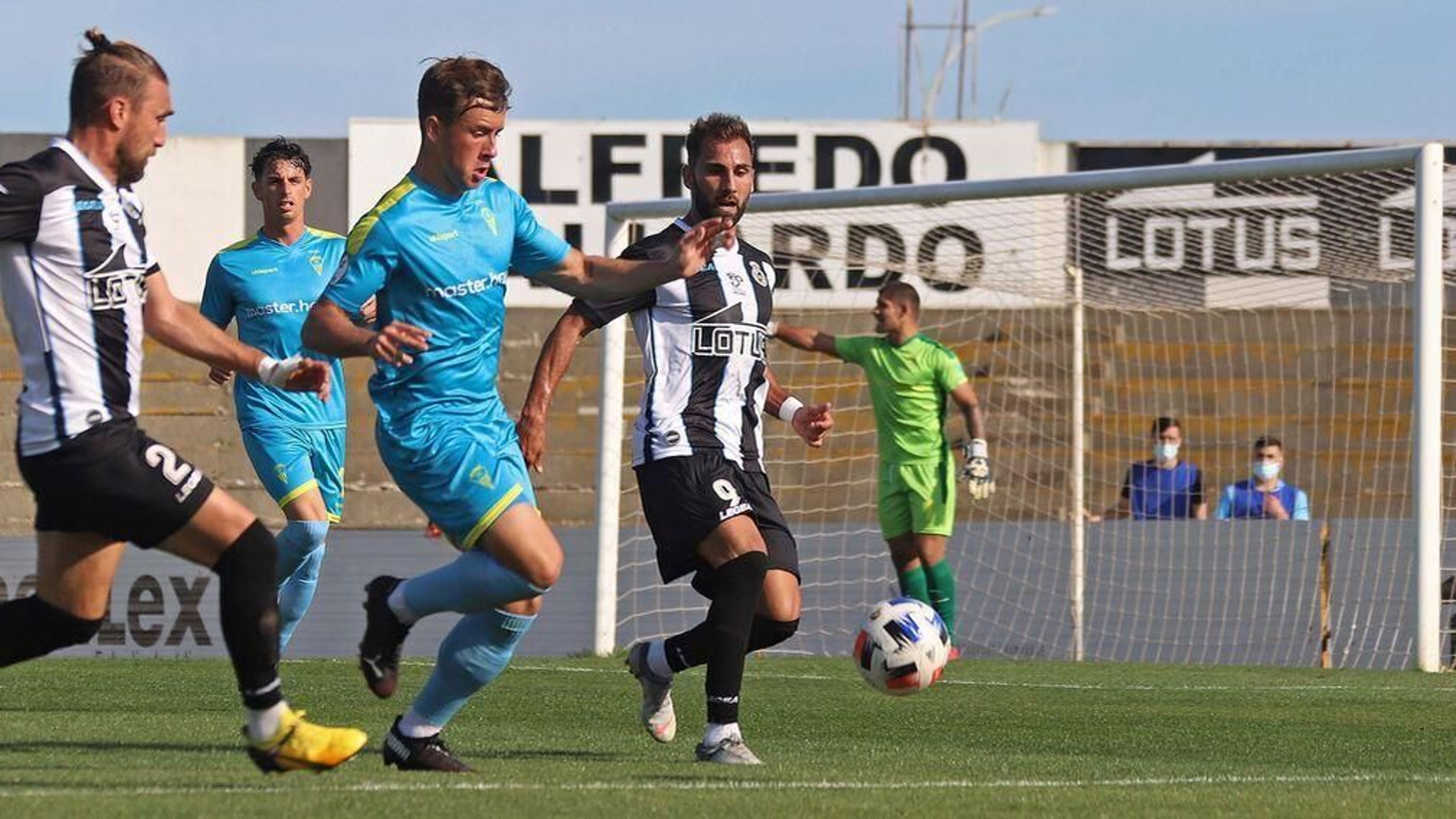 Jugadores de Balona y Algeciras, en el último Clásico, disputado en La Línea