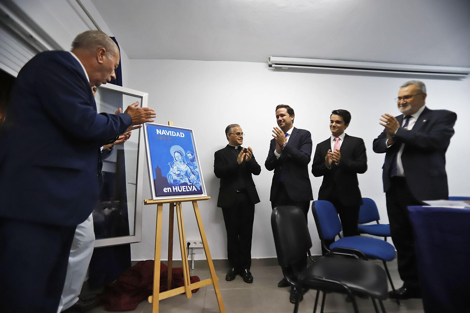 Imágenes del acto de presentación del cartelista, el pregonero y el titular del Vía Crucis de la Semana de Huelva 2024.