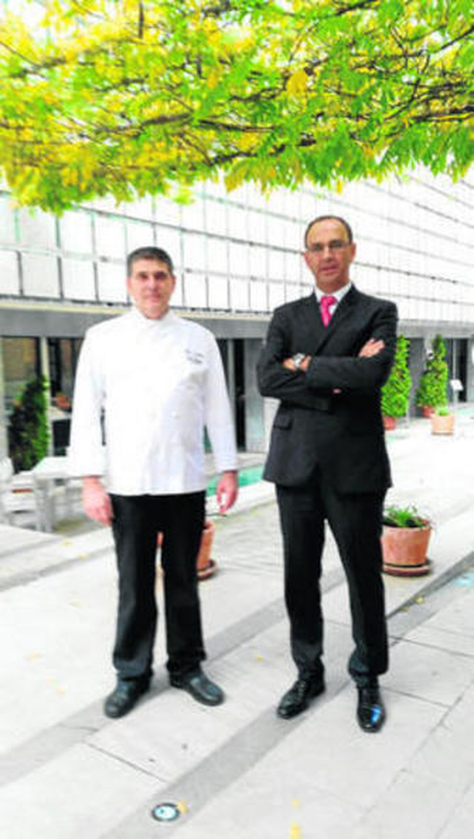 El director de Los Patos, Ramón García, y el chef Blas Hidalgo.