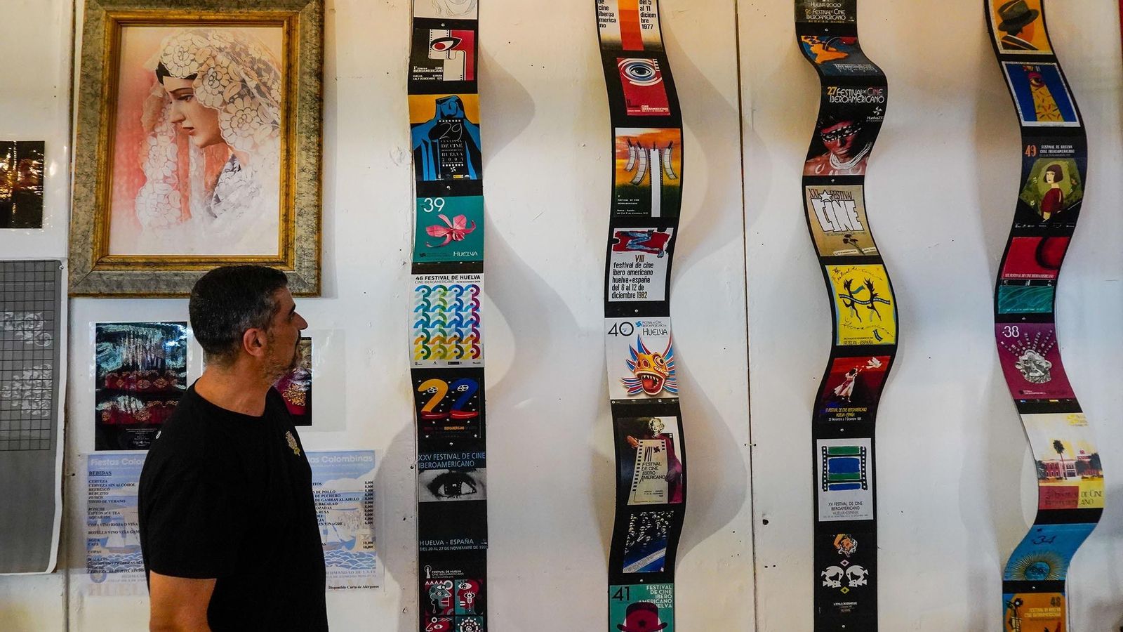 Carteles del Festival de Cine, en la caseta ganadora.