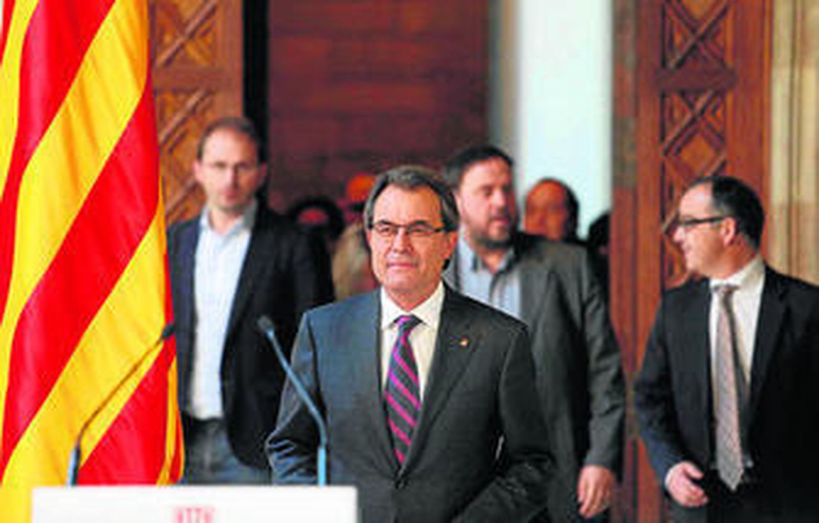 Artur Mas, con Joan Herrera (i) y Oriol Junqueras detrás, el día en que se anunció la doble pregunta de la consulta.