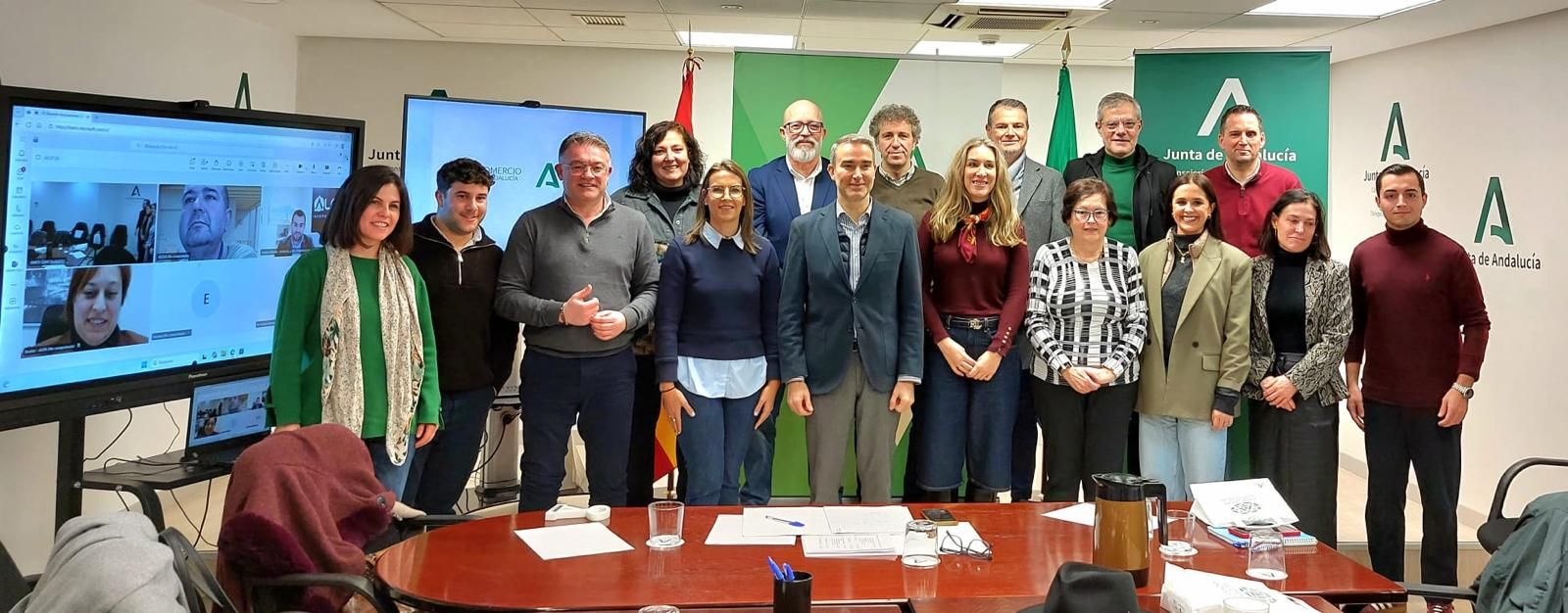 Asociaciones de comerciantes y ayuntamientos.