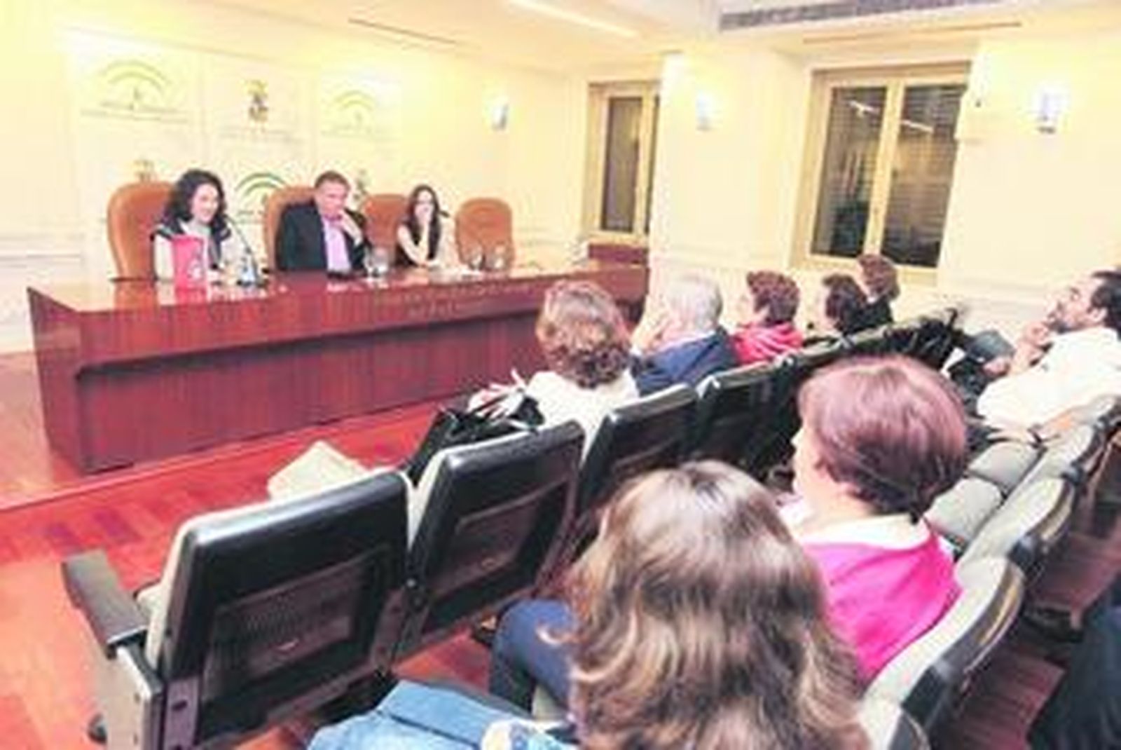 Óscar Lobato junto a Aída Rodríguez Agrasso y Pilar Vera, ayer, durante la presentación del libro, en el palacio de la Real Escuela.