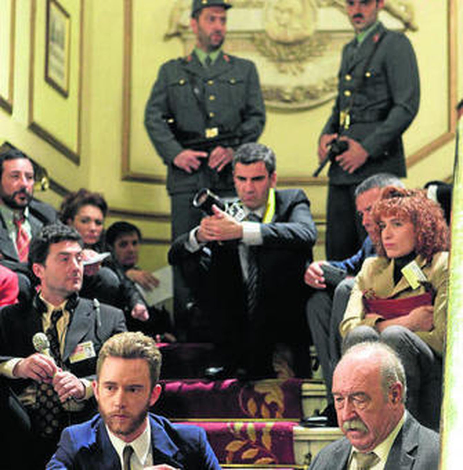 Los personajes de Toni Alcántara y Francisco Gallardo en el 23-F de 'Cuéntame'.