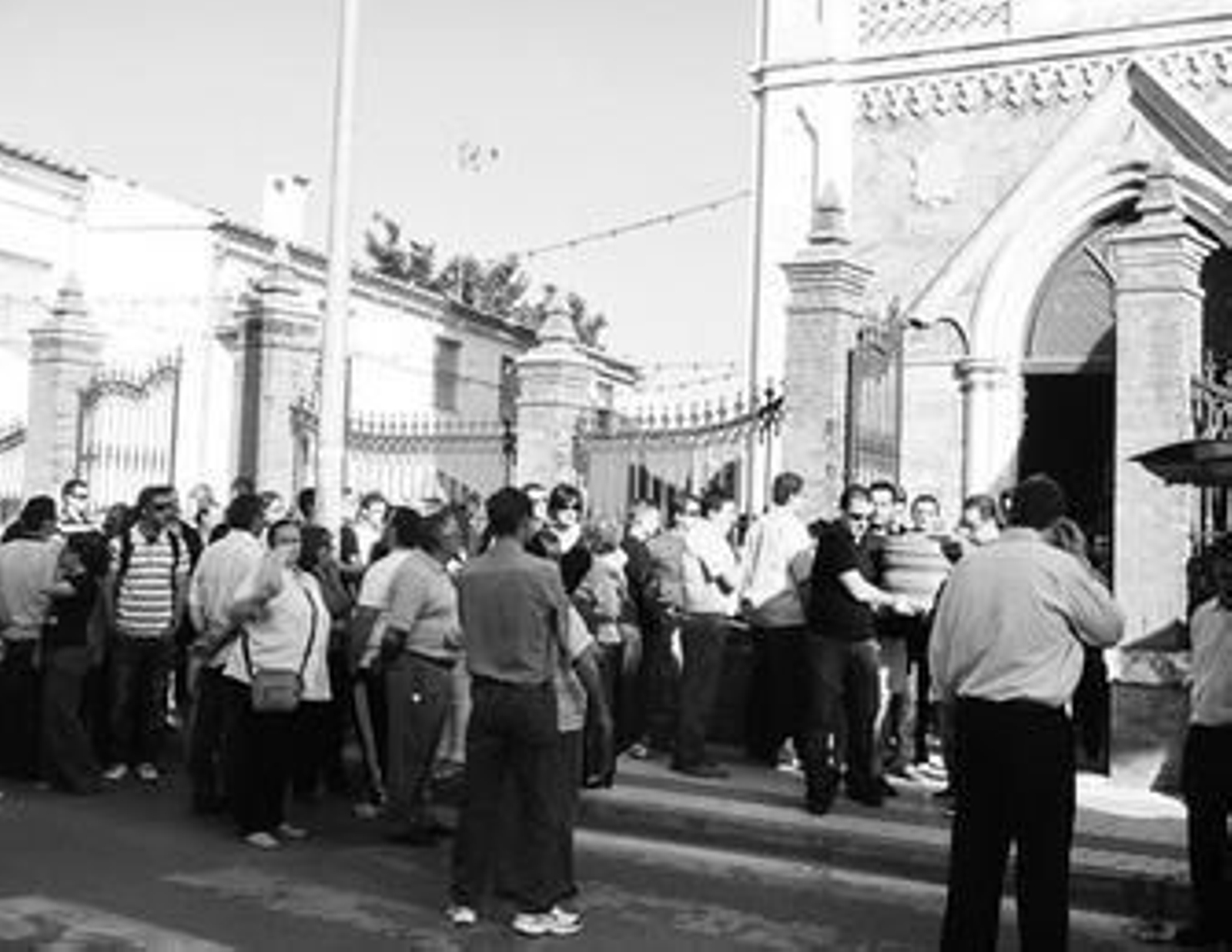 Momento de la salida del féretro del joven de la iglesia.
