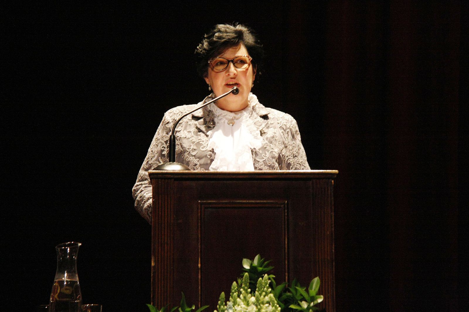Constanza Jiménez en el escenario del teatro Pedro Muñoz Seca durante el pregón.