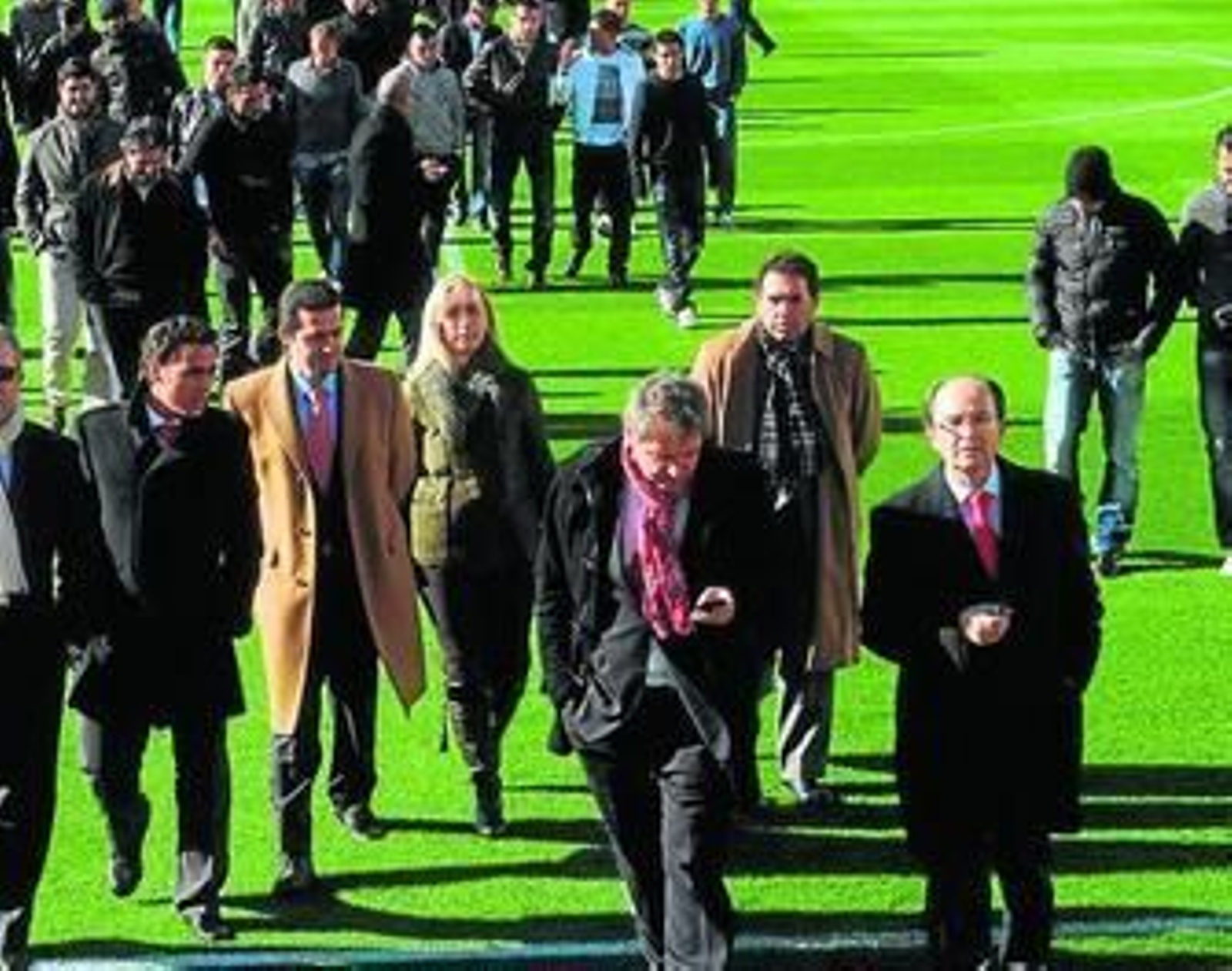 Pepe Castro, a la derecha, junto a consejo y plantilla, ayer.