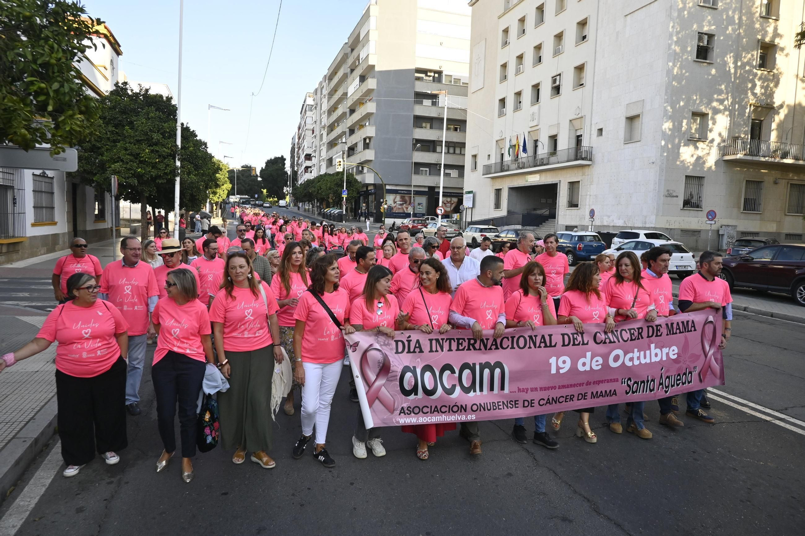 Cadena humana del día internacional del cáncer de mama