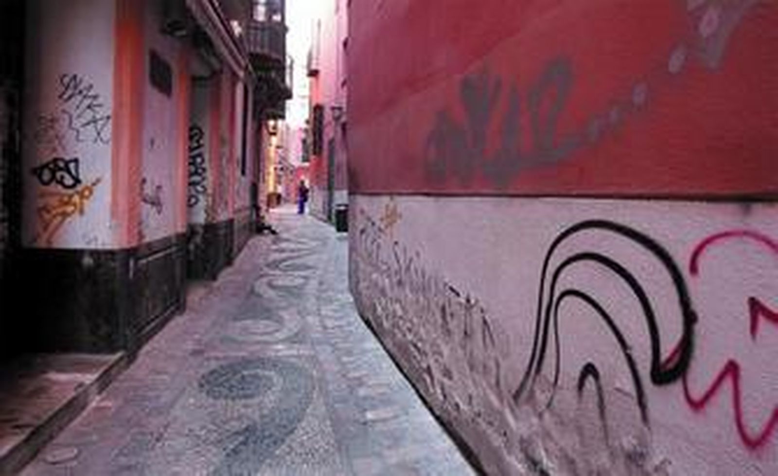 Pintadas fotografiadas ayer a lo largo de toda la calle Fresca.