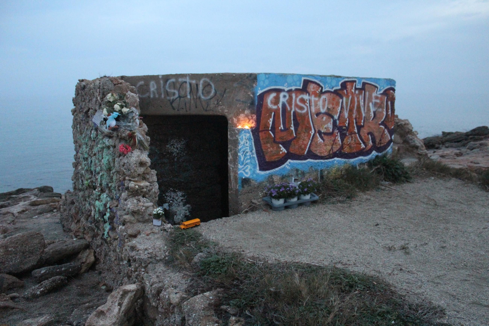 Garrucha rinde homenaje a Lucca con velas y flores en el lugar dnde apareció su cadáver