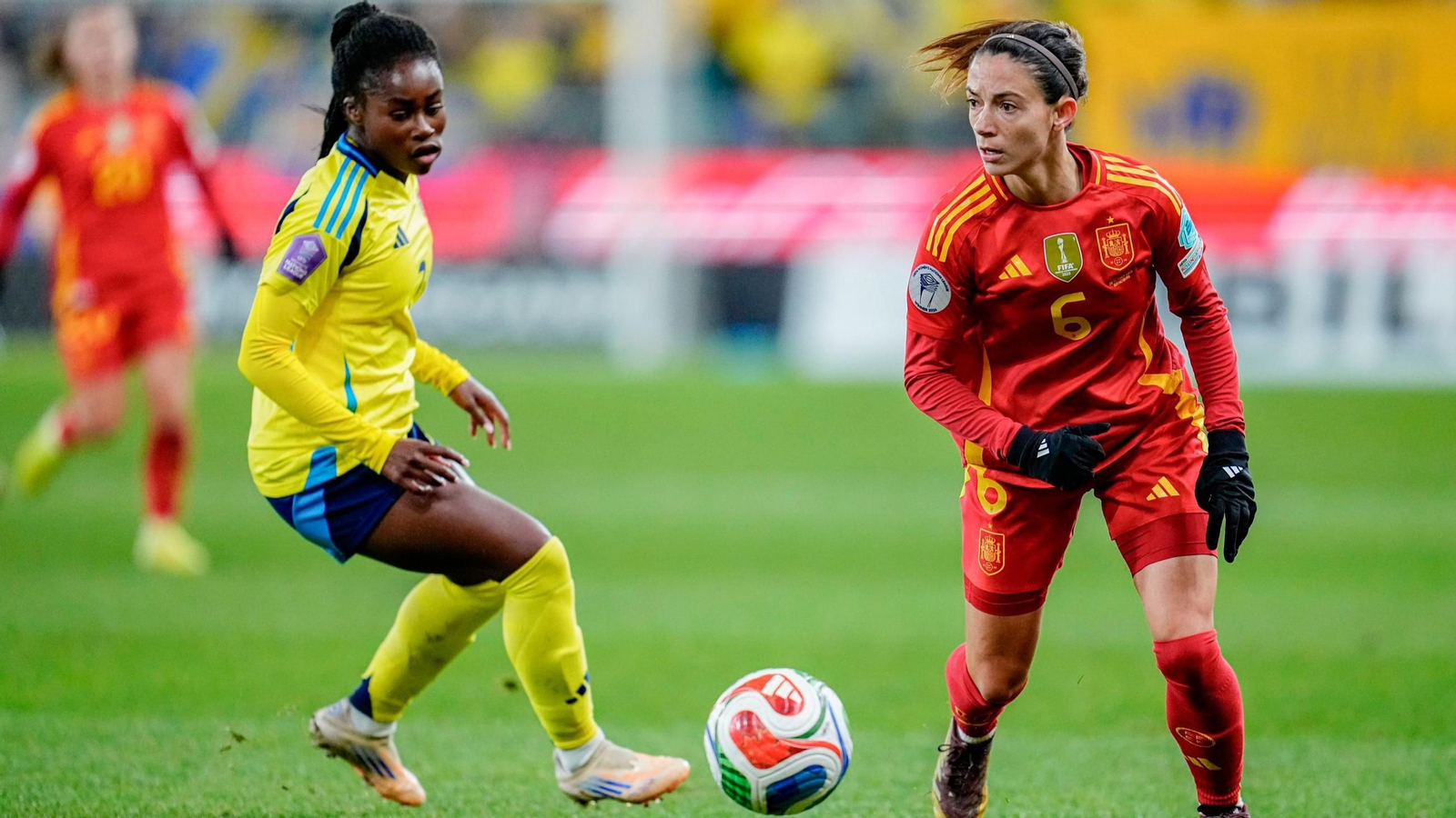 Aitana Bonmatí conduce el balón en la semifinal de la Nations League contra Suecia. Aitana Bonmatí conduce el balón en la semifinal de la Nations League contra Suecia.